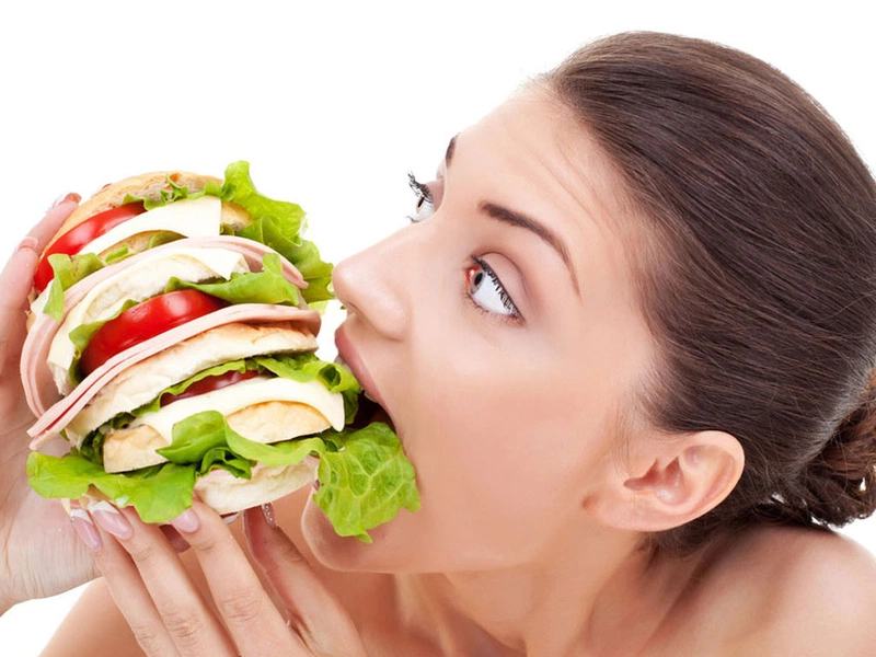 Chế độ ăn uống không hợp lý hay một số bệnh mãn tính là nguyên nhân gây ra tình trạng đói bụng thường xuyên