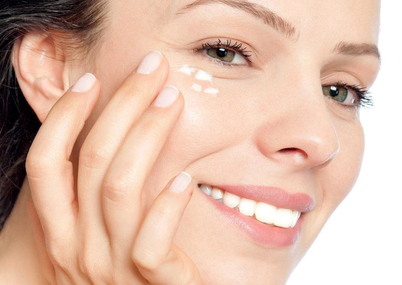 Những nguyên nhân khiến vùng da quanh mắt bị khô rát 3