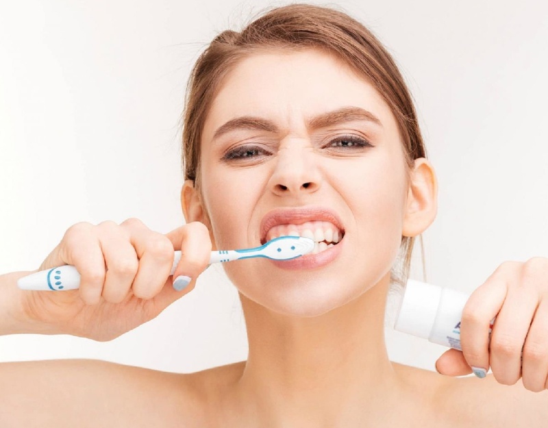 Sai lầm khi dùng bàn chải đánh răng: Đánh răng quá nhiều lần