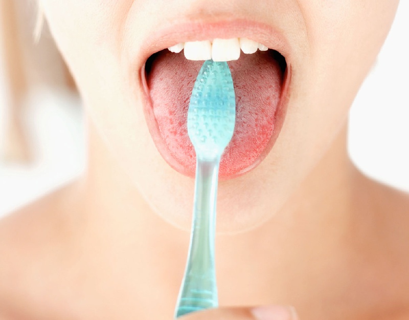 Sử dụng thêm dụng cụ cạo lưỡi để làm sạch lưỡi