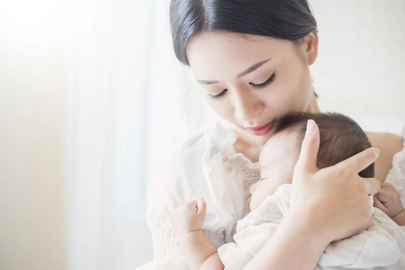 Những sai lầm và tư thế bế trẻ sơ sinh không đúng cách mẹ cần tránh xa