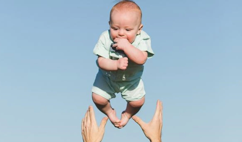 Những sai lầm và tư thế bế trẻ sơ sinh không đúng cách mẹ cần tránh xa  3