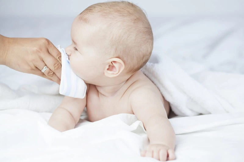 Dùng khăn ướt để lâu sạch bui bẩn cho bé sơ sinh