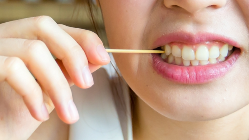 Dùng tăm xỉa răng là một trong những thói quen làm hỏng răng