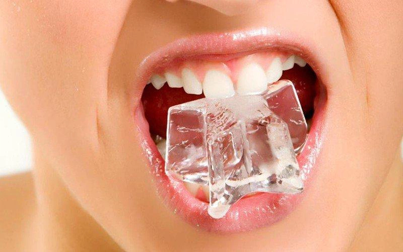Nhai đá có thể khiến răng bị mẻ