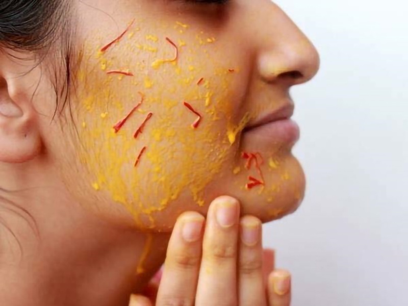Bạn có thể sử dụng nước nhuỵ hoa nghệ tây để làm mặt nạ dưỡng da mặt, giúp da mịn màng và trắng sáng hơn