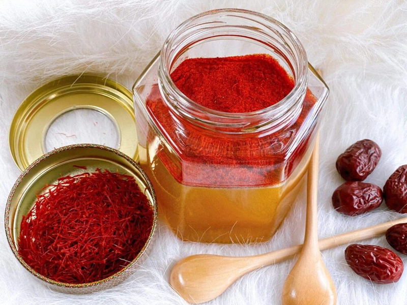 Nhụy hoa nghệ tây và mật ong được xem là “kháng sinh tự nhiên” giúp cơ thể chống chọi lại những tác động từ bên ngoài