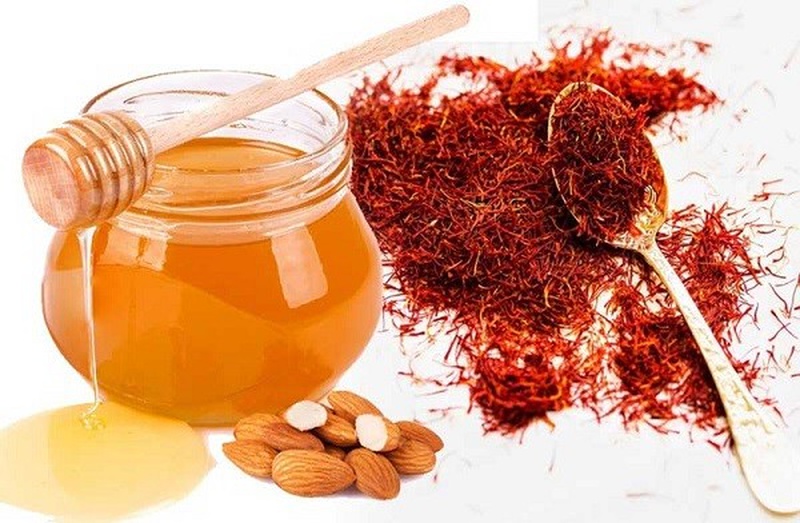 Làn da của bạn sẽ trở nên trắng sáng và săn chắc rõ rệt nếu chăm chỉ uống nhụy hoa nghệ tây ngâm mật ong mỗi ngày
