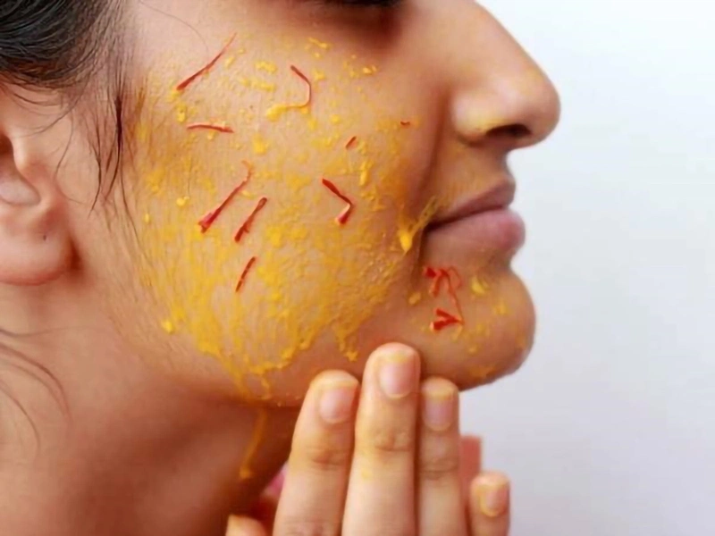 Nhụy hoa nghệ tây có thể dùng để đắp mặt nạ giúp dưỡng da, tái tạo tế bào, ngăn ngừa mụn và làm đẹp da hiệu quả