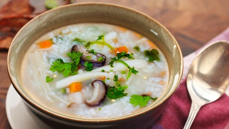 Sau khi nội soi xong, bệnh nhân nên ăn cháo loãng
