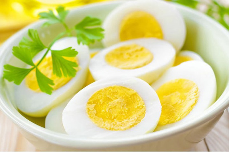 Trứng với nhiều protein giúp bổ sung đủ lượng protein cho bạn trước khi ngủ