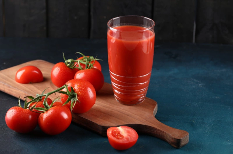 Cà chua chính là  nguyên liệu thiên nhiên hàng đầu trong các meọ se khít lỗ chân lông rất hiệu quả