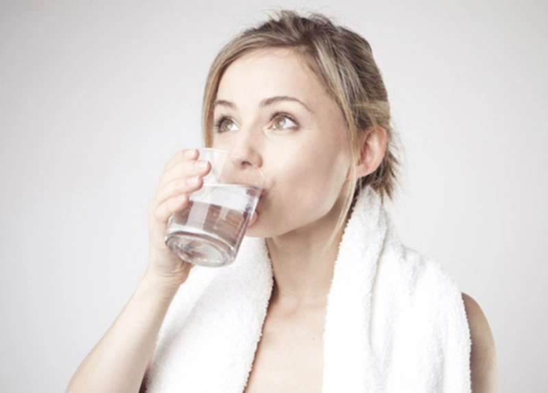 Nước muối sinh lý súc miệng hỗ trợ trị viêm họng