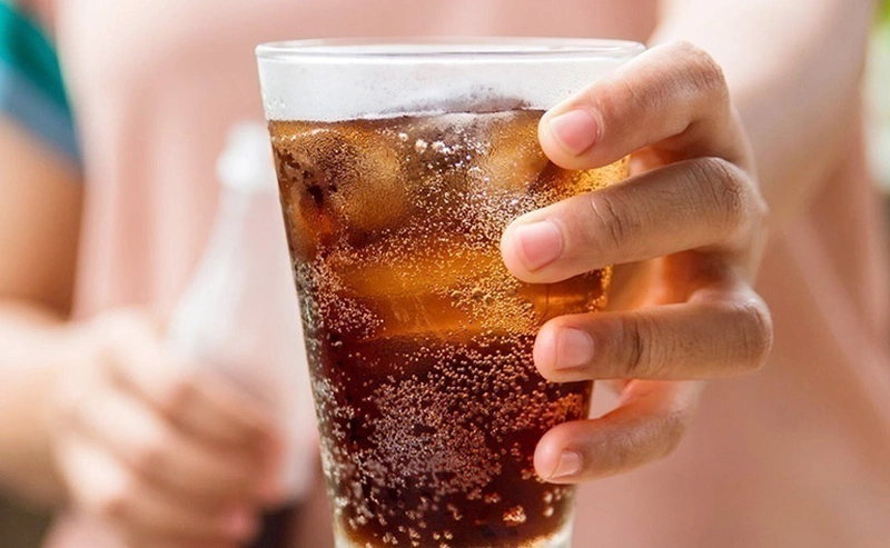 Một lon Coca-Cola tiêu chuẩn 330 ml chứa 39 gram và nhiều hơn lượng khuyến nghị hàng ngày cho mỗi người