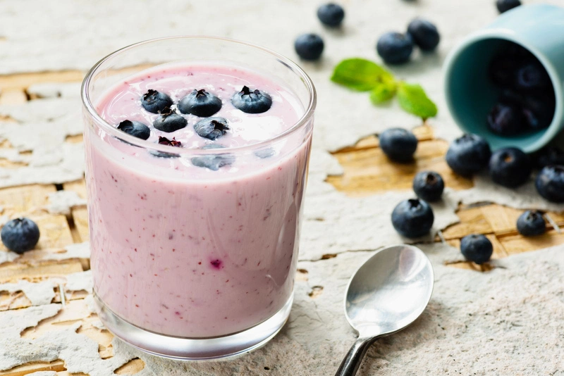 Dùng nước whey từ sữa chua để pha sinh tố