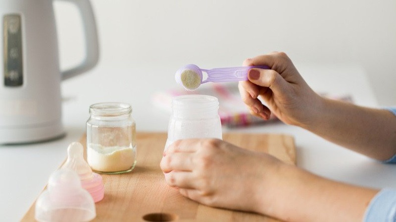 Dùng thìa đong được cung cấp sẵn trong hộp để pha chính xác tỷ lệ theo hướng dẫn trên bao bì
