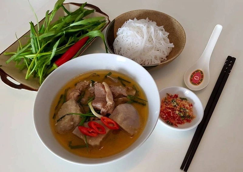 Nguyên nhân là bởi thịt vịt có tính hàn mạnh, trong khi đó cơ thể người mẹ sau sinh chưa hồi phục hoàn toàn sau cơn vượt cạn. Vì thế những thực phẩm tính hàn sẽ không phải là lựa chọn phù hợp, có thể dẫn đến đau bụng, khó tiêu.  5