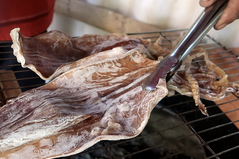 ở cữ có được ăn mực khô không