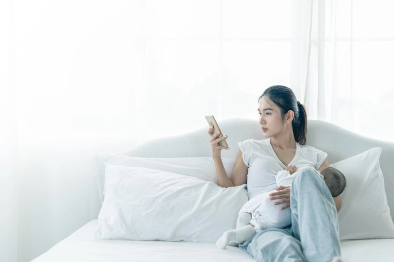 ở cữ có được dùng điện thoại 2