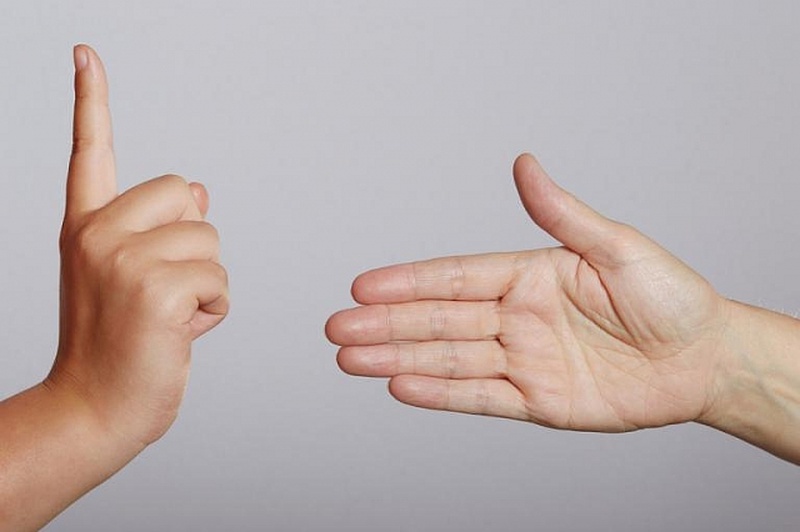 Ôm hôn hay bắt tay vào mùa dịch có bị ảnh hưởng gì không? 1