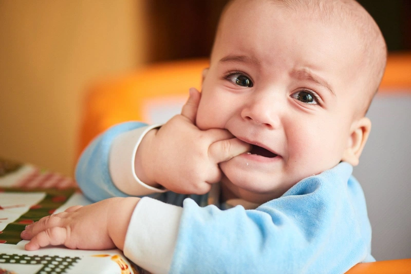 Phải làm gì khi bé hay thức đêm ngủ ngày 2