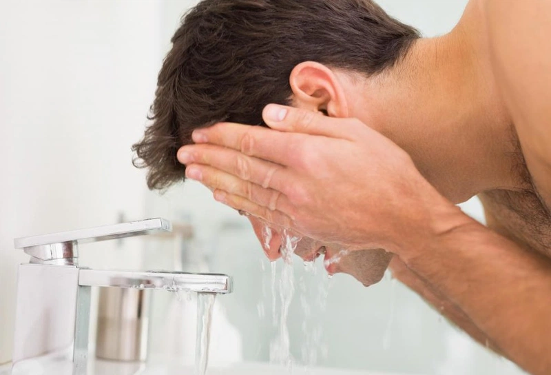 Khi bị nước rửa tay khô dính vào mắt nên rửa mắt càng sớm càng tốt