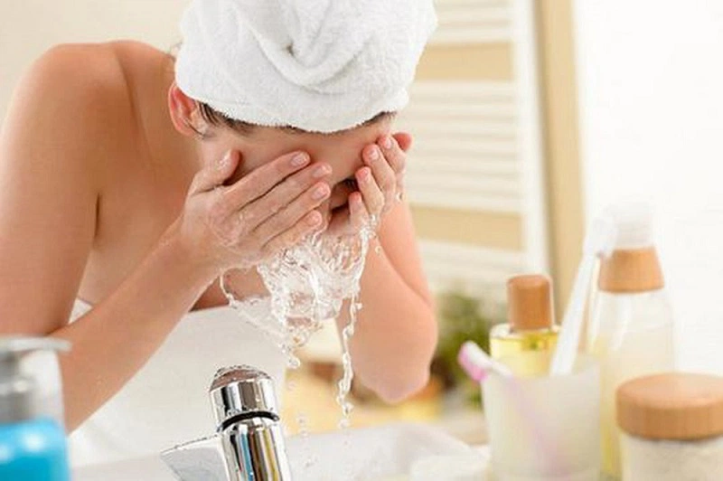 Bật mí cách cạo lông mặt bằng phấn rôm đúng chuẩn 2