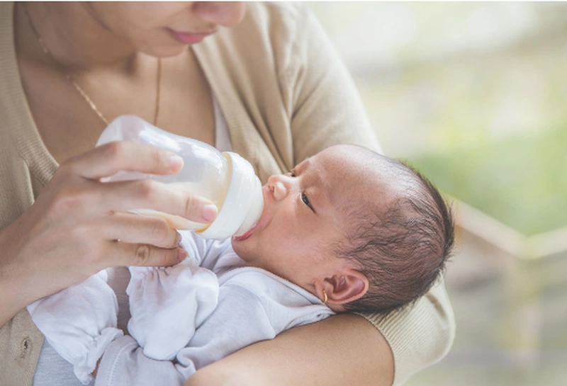 Cách xử lý cho cha mẹ khi phân trẻ sơ sinh có mùi chua 6