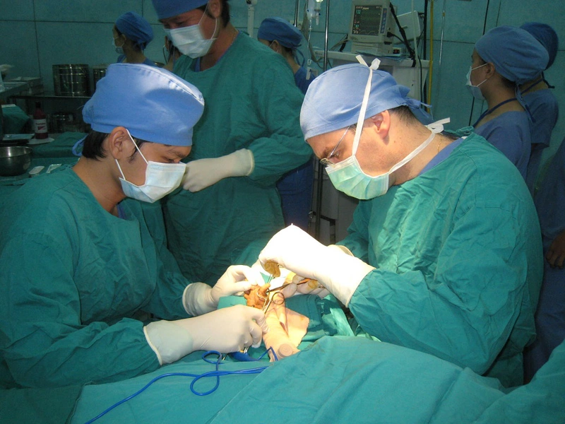 Hướng dẫn cách chăm sóc bệnh nhân sau phẫu thuật gai cột sống cổ 2
