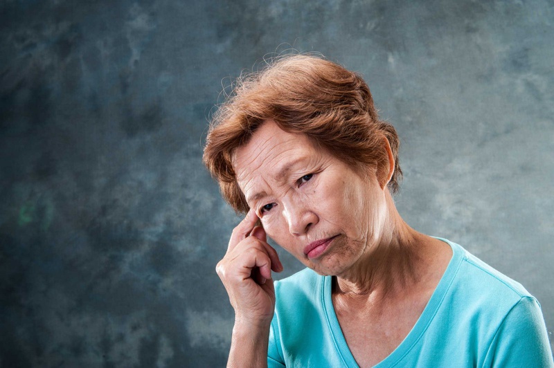 Phòng tránh tình trạng khô mắt ở người già 1