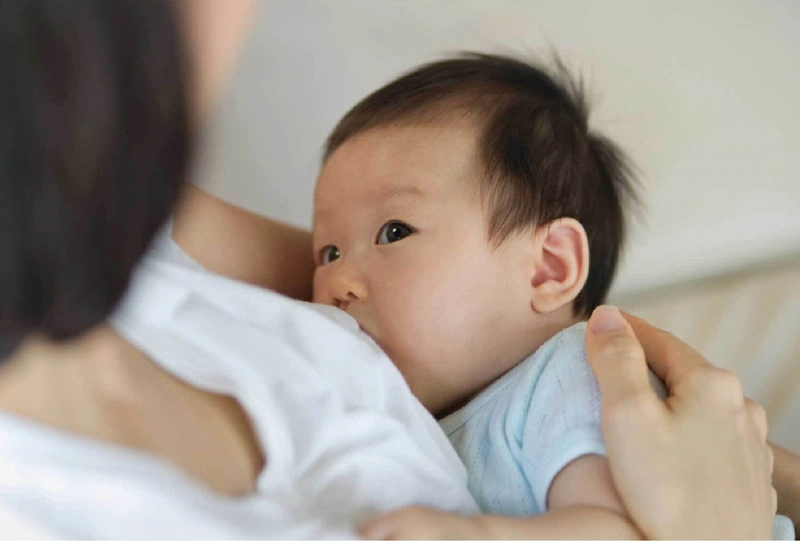 Phụ nữ đang cho con bú là đối tượng cần được ưu tiên tiêm chủng vaccine ngừa Covid 19