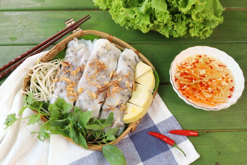 Phụ nữ sau sinh ăn bánh cuốn được không? Mẹ nên kiêng ăn gì sau sinh?
