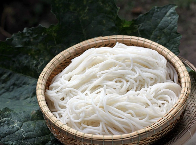 Phụ nữ sau sinh ăn bún được không? Mẹ cần lưu ý gì khi ăn bún?