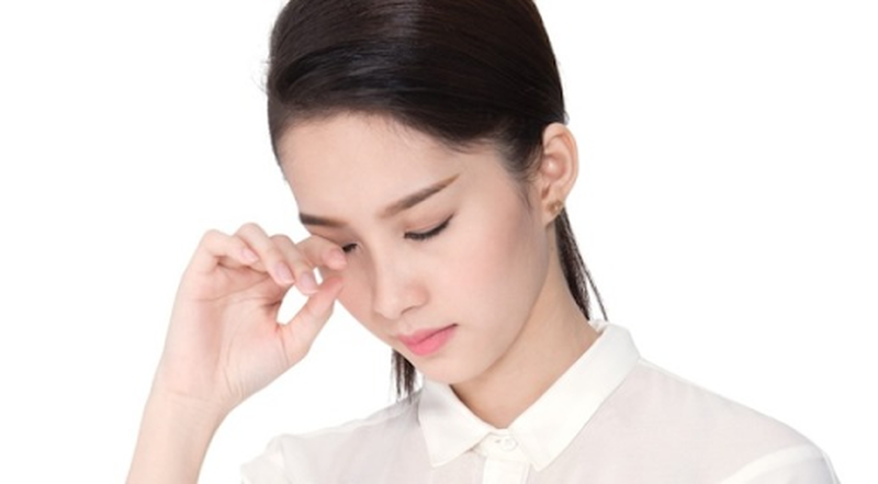 Phụ nữ sau sinh bị sưng mắt có thực sự nguy hiểm? 2