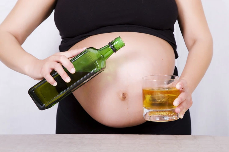 Phụ nữ uống nhiều rượu khó có con? 3