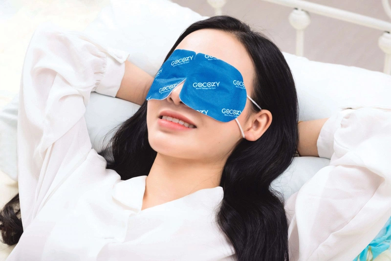 Chườm lạnh cho mí mắt đỡ sưng
