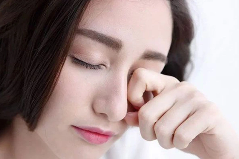 Không dụi mắt sau khi mí mới vừa phun xong