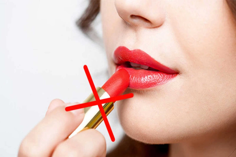 Phun môi 2 ngày đã bong là do đâu? Có ảnh hưởng đến màu môi không? 3