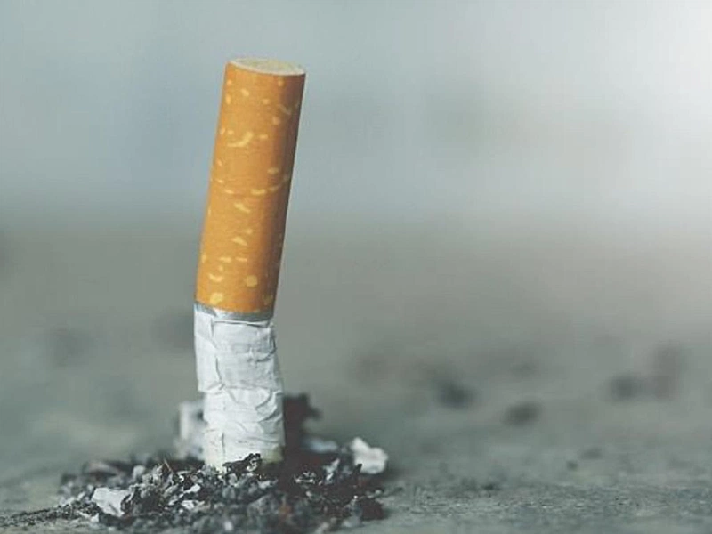 Kiêng thuốc lá để môi lành nhanh, không bị nhiễm trùng khi phun xăm.