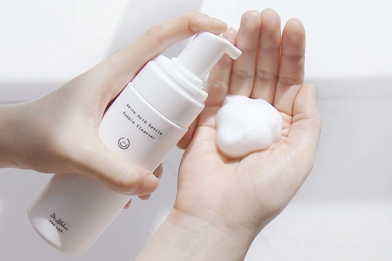 Sữa rửa mặt có chứa hóa chất dễ gây viêm sưng ở môi