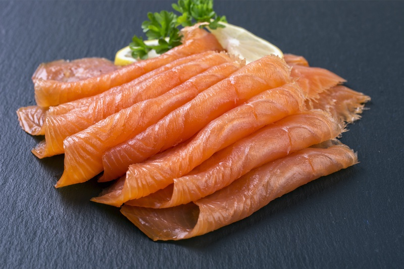 Cá hồi xông khói là một món ăn buổi sáng phổ biến và rất giàu protein