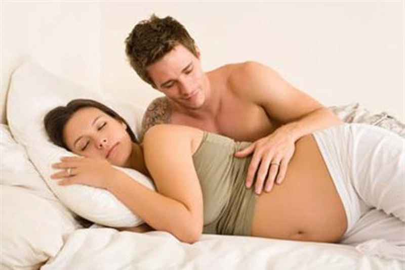 Nguy cơ và lưu ý khi quan hệ ở giai đoạn cuối của thai kỳ