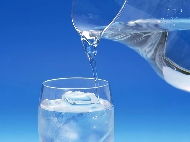 Quan niệm uống nước lạnh bị viêm họng là đúng hay sai?