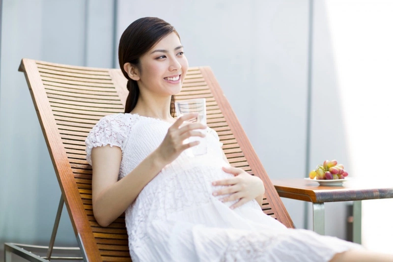 Mẹ bầu ra huyết trắng khi mang thai có sao không?