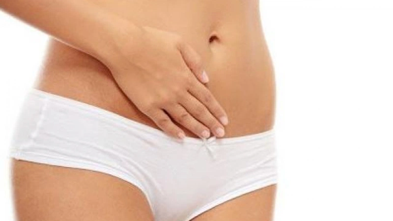 Ra khí hư màu trắng đục và đau bụng dưới có thể là triệu chứng của các bệnh phụ khoa nguy hiểm