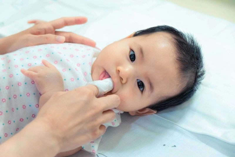 Cách chữa răng bé bị xỉn màu theo độ tuổi