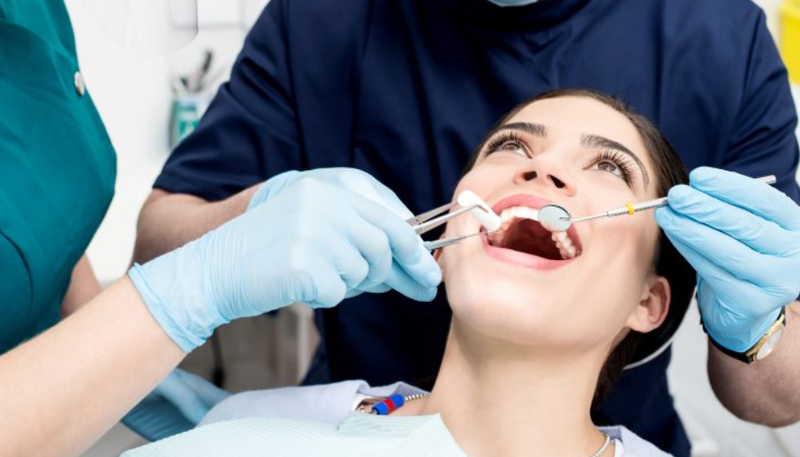 Niềng răng chết tủy có độ khó và mức nguy hiểm cao hơn nên bạn cần có một bác sĩ chuyên môn cao và giàu kinh nghiệm
