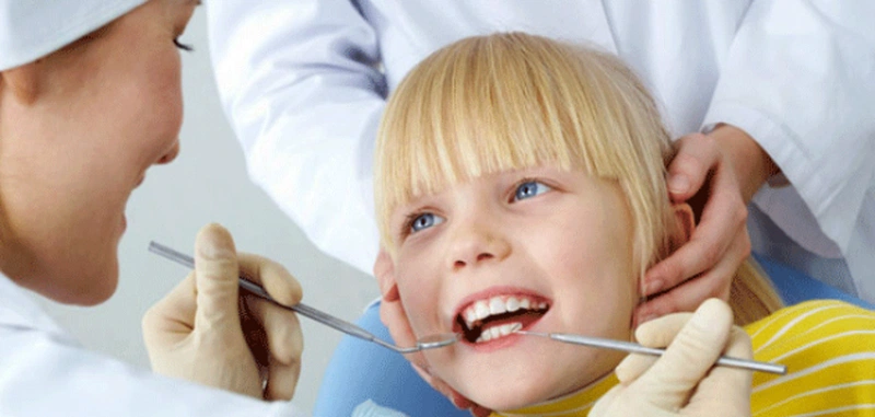 Chăm sóc răng định kỳ ở trẻ để phát hiện sớm các vấn đề răng miệng của bé