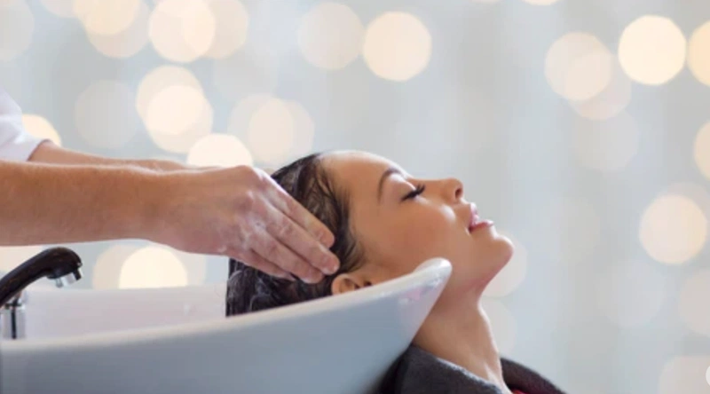Chăm sóc da đầu cẩn thận để điều trị đạt hiệu quả