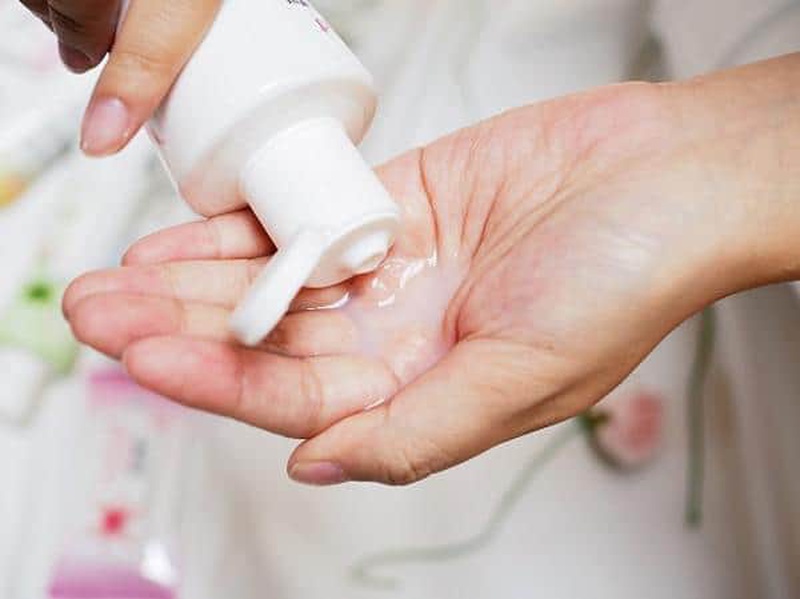 Dung dịch vệ sinh phụ nữ hỗ trợ làm sạch vùng kín của chị em